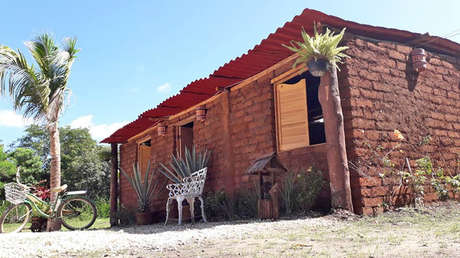 FOTOS, VIDEO: Conozca al 'señor sargazo', el empresario mexicano que construye casas con algas marinas
