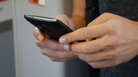 Abu Dabi condena a dos meses de cárcel a un hombre por insultar a su esposa en WhatsApp