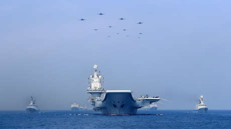 Buques y aviones chinos participan en un desfile en el mar de la China Meridional, el 12 de abril del 2018.