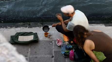 Turistas alemanes preparándose un café en el puente de Rialto, Venecia, Italia, el 19 de julio de 2019.