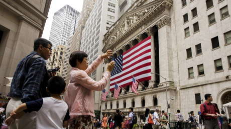 Turistas chinos toman fotos frente a la Bolsa de Nueva York.