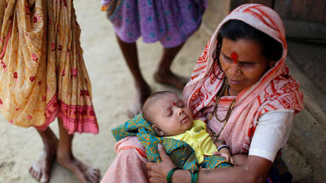 Una mujer con un bebé en brazos en el pueblo de Fangane, India, el 15 de febrero de 2017.