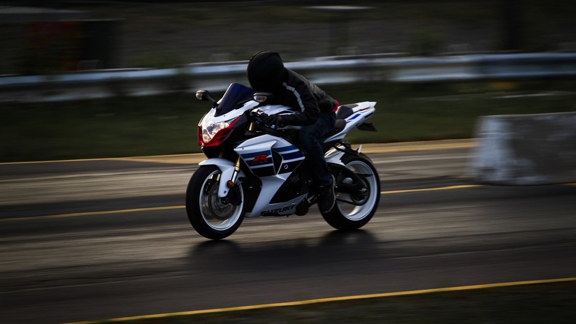 VIDEO: Un piloto se cae en plena carrera y una moto lo golpea en la cabeza a toda velocidad