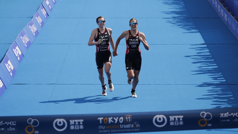 They win a triathlon hand in hand, end up disqualified and jeopardize their presence in the Olympics.