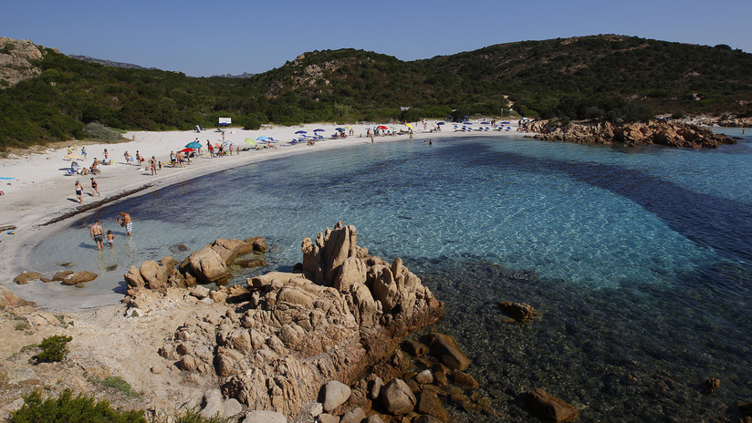 Una pareja francesa podría acabar en la cárcel por llevarse 40 kilos de arena de playa de Cerdeña