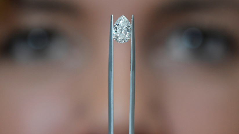 Halla un raro diamante de casi 4 quilates mientras veía un video para encontrar piedras preciosas