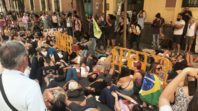 VIDEO: Protesta frente a la Embajada de Brasil en Madrid contra los incendios en la Amazonia