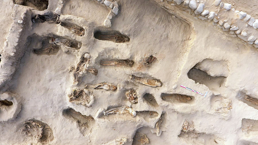 FOTOS: Hallan en Perú los restos de 227 niños que fueron sacrificados mirando hacia el mar para "apaciguar" la ira de la naturaleza