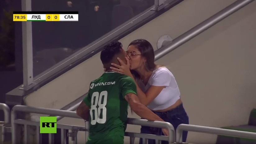 Un futbolista corre a celebrar su gol besando a su mujer en la tribuna y le anulan el tanto