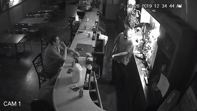 VIDEO: Un hombre se fuma indiferente un cigarrillo en pleno robo armado a un bar y se niega a entregar su teléfono