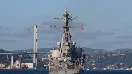 El destructor estadounidense USS Porter navega por el Bósforo, rumbo al mar Negro, el 8 de agosto de 2019.