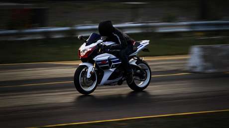 VIDEO: Un piloto se cae en plena carrera y una moto lo golpea en la cabeza a toda velocidad