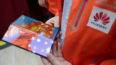 Un empleado de Huawei muestra el Mate X, Pekín, China, 1 de marzo de 2019.