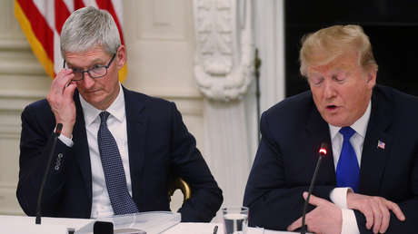 El director ejecutivo de Apple, Tim Cook (izquierda), y Donald Trump, en la Casa Blanca en Washington, EE.UU., el 6 de marzo de 2019.