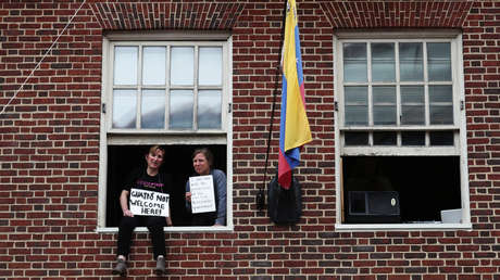 Activistas en la Embajada de Venezuela en EE.UU. en una ventana, en Washington, Estados Unidos, el 25 de abril de 2019.