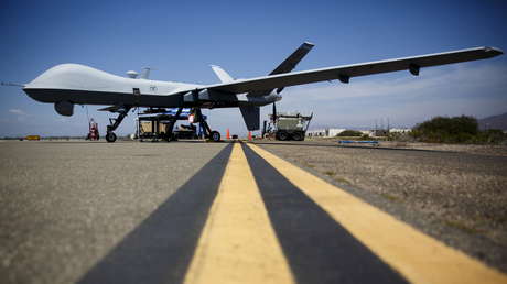 Un dron MQ-9 Reaper sobre la pista de aterrizaje de la base naval Ventura County en California.