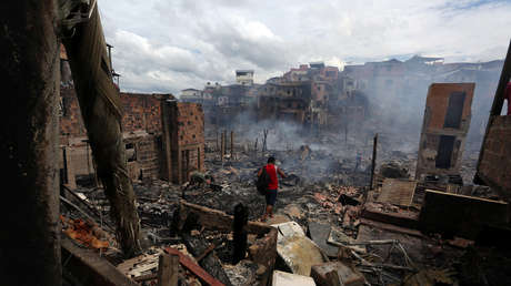Un hombre camina tras un incendio en Manaos, estado de Amazonas, Brasil. 18 de diciembre de 2018.