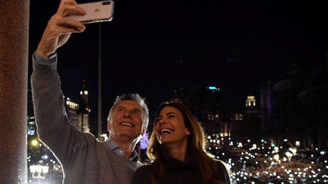 El presidente Mauricio Macri y la primera dama, Juliana Awada, se toman una selfie en el balcón de la Casa Rosada. 24 de agosto de 2019.