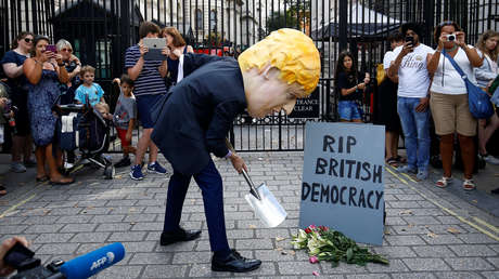 Un hombre disfrazado de Boris Johnson protesta ante Downing Street. Londres, 28 de agosto de 2019.
