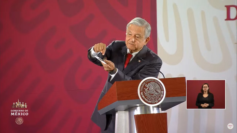 VIDEO: López Obrador muestra la cámara espÃa que fue hallada en Palacio Nacional