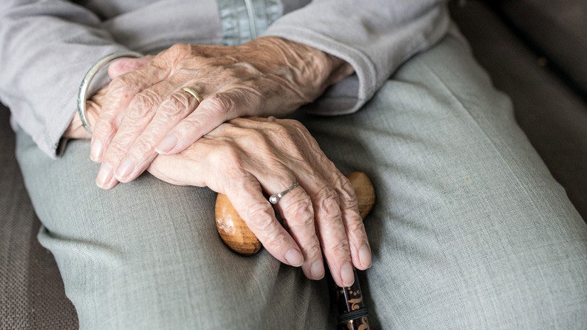 VIDEO: Mujer de 82 años golpea a bastonazos a un ladrón para defender su negocio