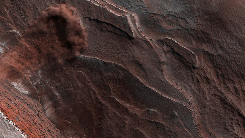 FOTO: Una avalancha de hielo en Marte culmina con una enorme nube de polvo rojo