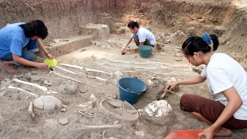 Arqueólogos encuentran un 'iPhone' de 2.100 años de antigüedad en una tumba de la Atlántida rusa