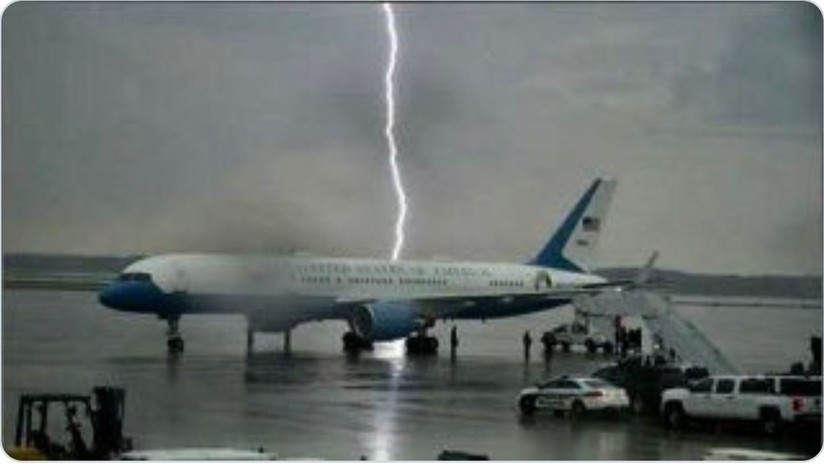 Un rayo cae a un lado del avión de Trump Un rayo cae a un lado del avión de Trump