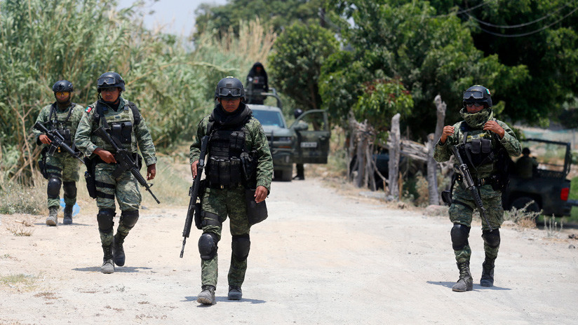VIDEOS: Militares y civiles se enfrentan con palos, piedras y tiros al aire en México