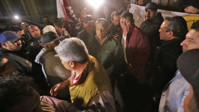 Manifestantes bloquean los accesos a la conferencia del presidente López Obrador (VIDEOS)