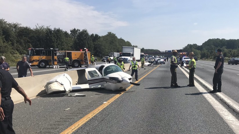 FOTO: Al menos 4 heridos luego de que una avioneta impactara contra un auto en EE.UU.
