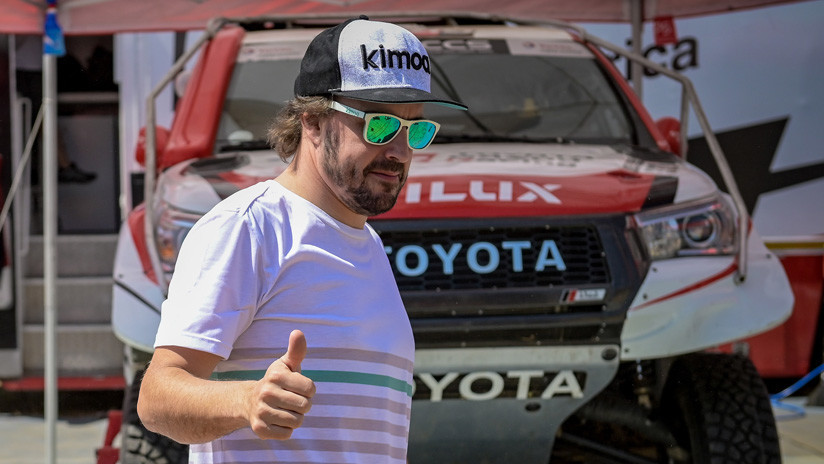 VIDEO: El piloto Fernando Alonso se prepara para el rally Dakar 'volando' sobre las aguas de Catar