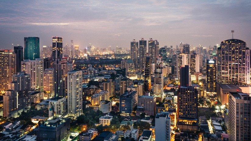 Hallan muerta en circunstancias extrañas a una modelo tailandesa en un edificio de Bangkok