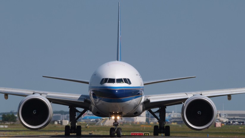 Multan a una estudiante china de medicina que lanzó monedas de un avión para "curar una diarrea" de bebé