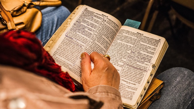 Una trabajadora doméstica gana casi 5 millones de dólares en la lotería tras colocar su boleto en la Biblia