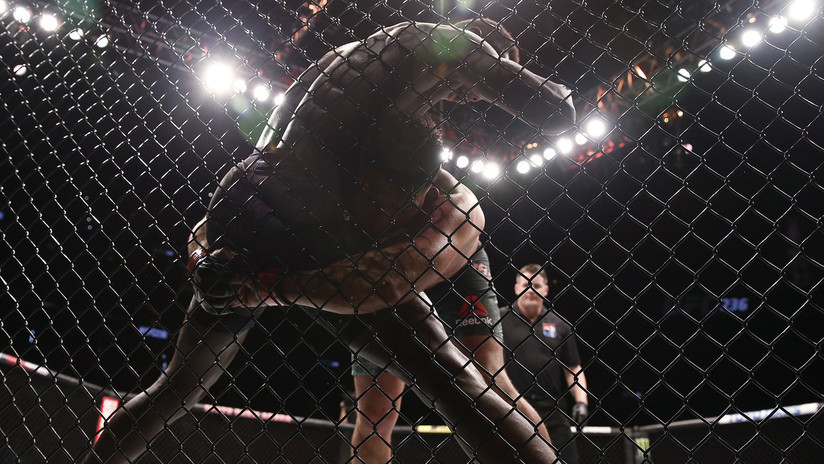 VIDEO: Luchador de la UFC deja KO a su rival tras un brutal golpe de revés