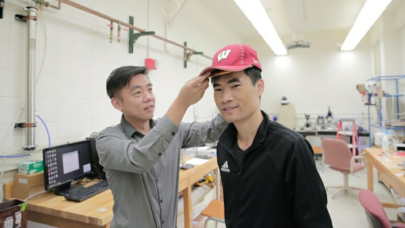 Crean un parche para revertir la calvicie que se camufla en una gorra de béisbol
