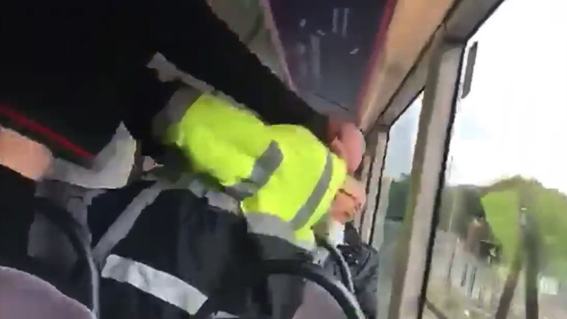 VIDEO: Un conductor de bus le pide a un pasajero que baje el volumen de su música y este le propina una paliza