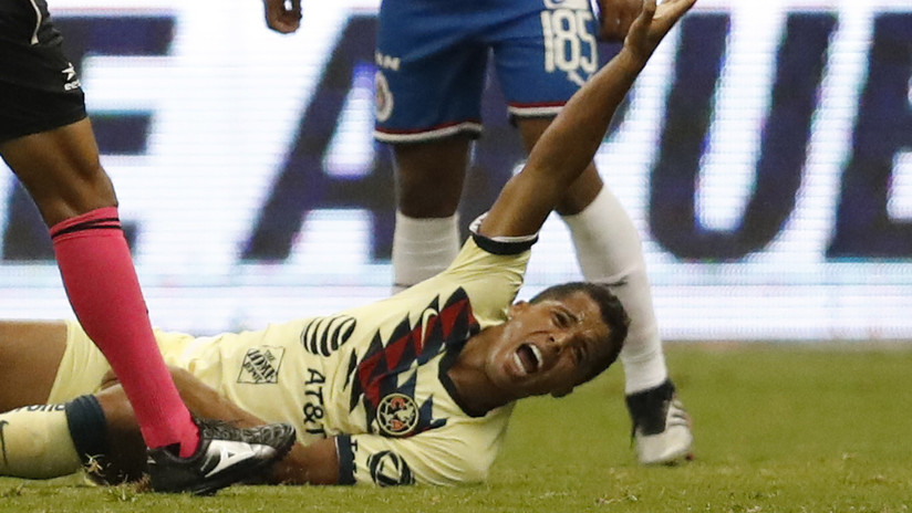 VIDEO: Giovani Dos Santos sufre una grave lesión abierta tras una fea falta de un rival durante el clásico mexicano