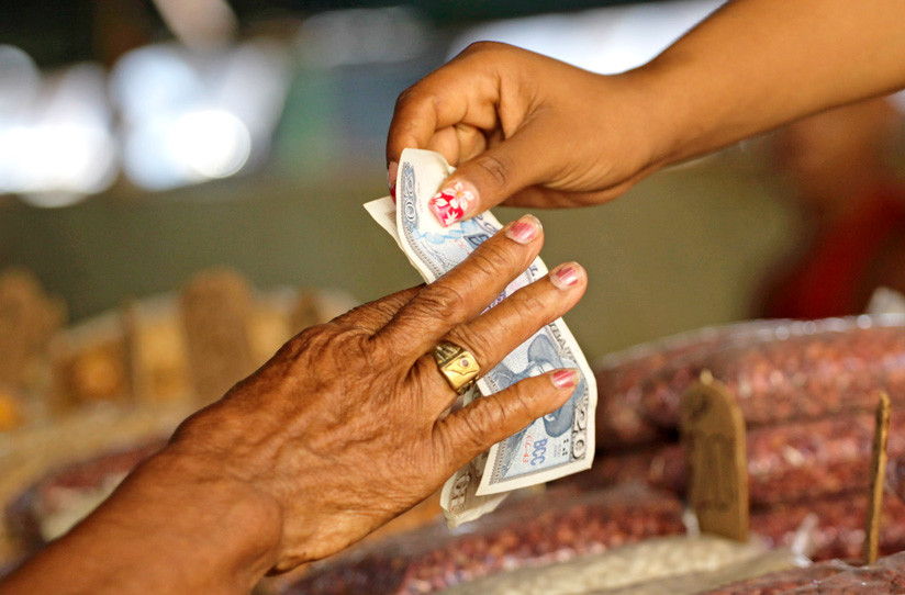 Mujer paga en pesos en un mercado de La Habana, Cuba, 22 de octubre de 2013.