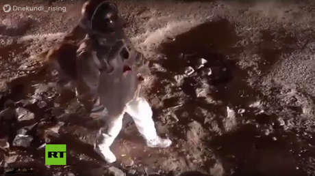 VIDEO: La 'caminata lunar' de un artista para denunciar baches se hace viral y surte un efecto inmediato