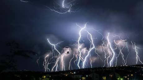 Caen más de 2.200 rayos en tres horas y provocan caos en una ciudad de EE.UU. (VIDEOS)