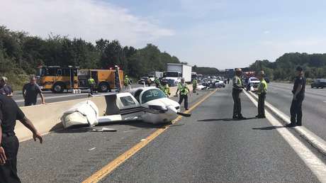 FOTO: Al menos 4 heridos luego de que una avioneta impactara contra un auto en EE.UU.