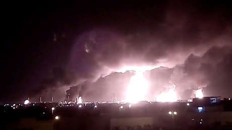 Incendio tras un ataque con drones contra la refinería de Aramco en Abqaiq, el 14 de septiembre de 2019.