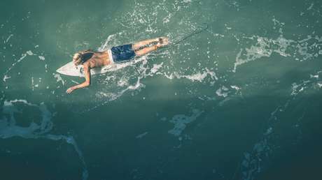 VIDEO: Surfista evita un encuentro con un tiburón gracias a la alerta de un dron