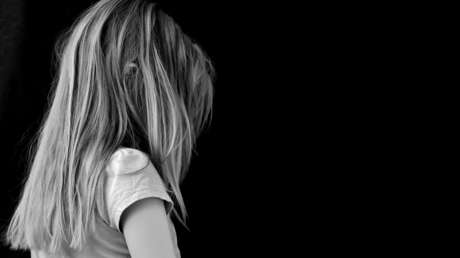 Acusan a una pareja de abandonar a su hija adoptiva con enanismo tras cambiarle la edad de 10 a 22 años