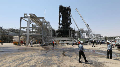 Operarios trabajan en la instalación petrolera de Saudi Aramco en Khurais (Arabia Saudita), el 20 de septiembre de 2019.