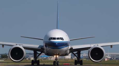 Multan a una estudiante china de medicina que lanzó monedas de un avión para "curar una diarrea" de bebé