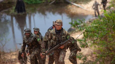 Soldados combaten incendios en Novo Progresso, Brasil, 3 de septiembre de 2019.