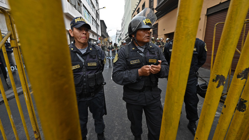 La Policía bloquea la entrada al Congreso de Perú tras la disolución anunciada por Vizcarra